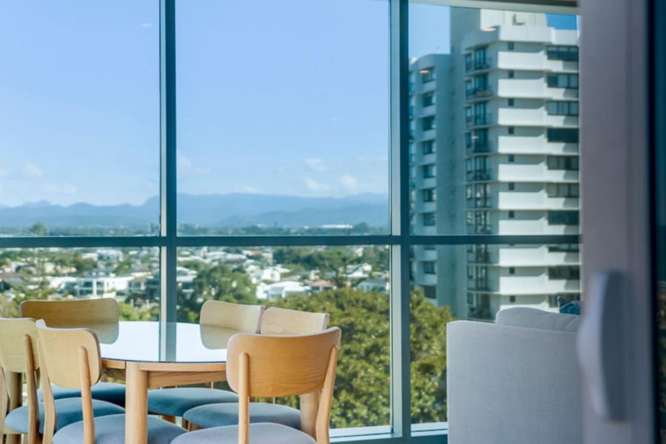 Surfers Paradise 2 Bed Great Views Pool Apartment Gold Coast