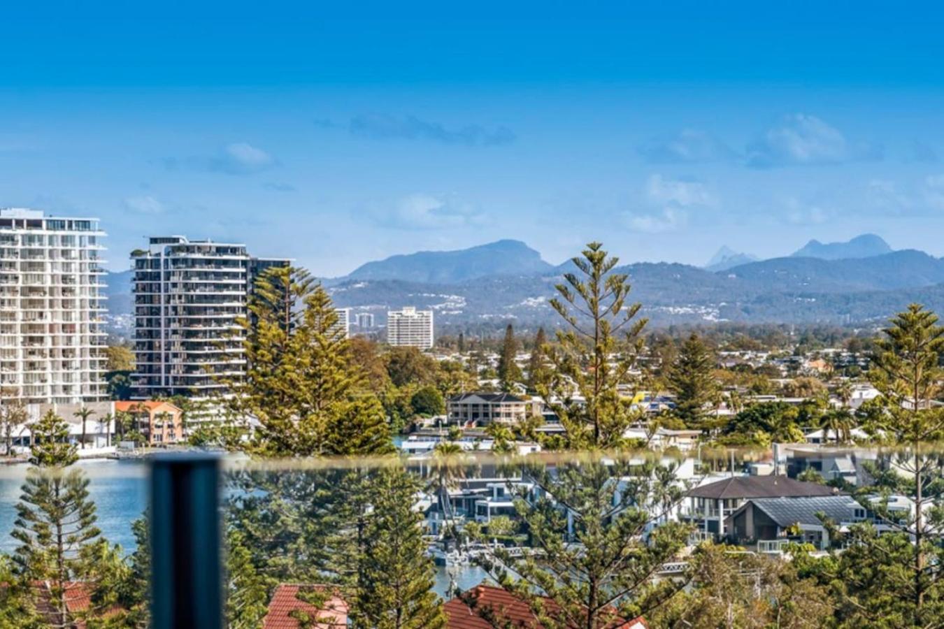Surfers Paradise 2 Bed Great Views Pool