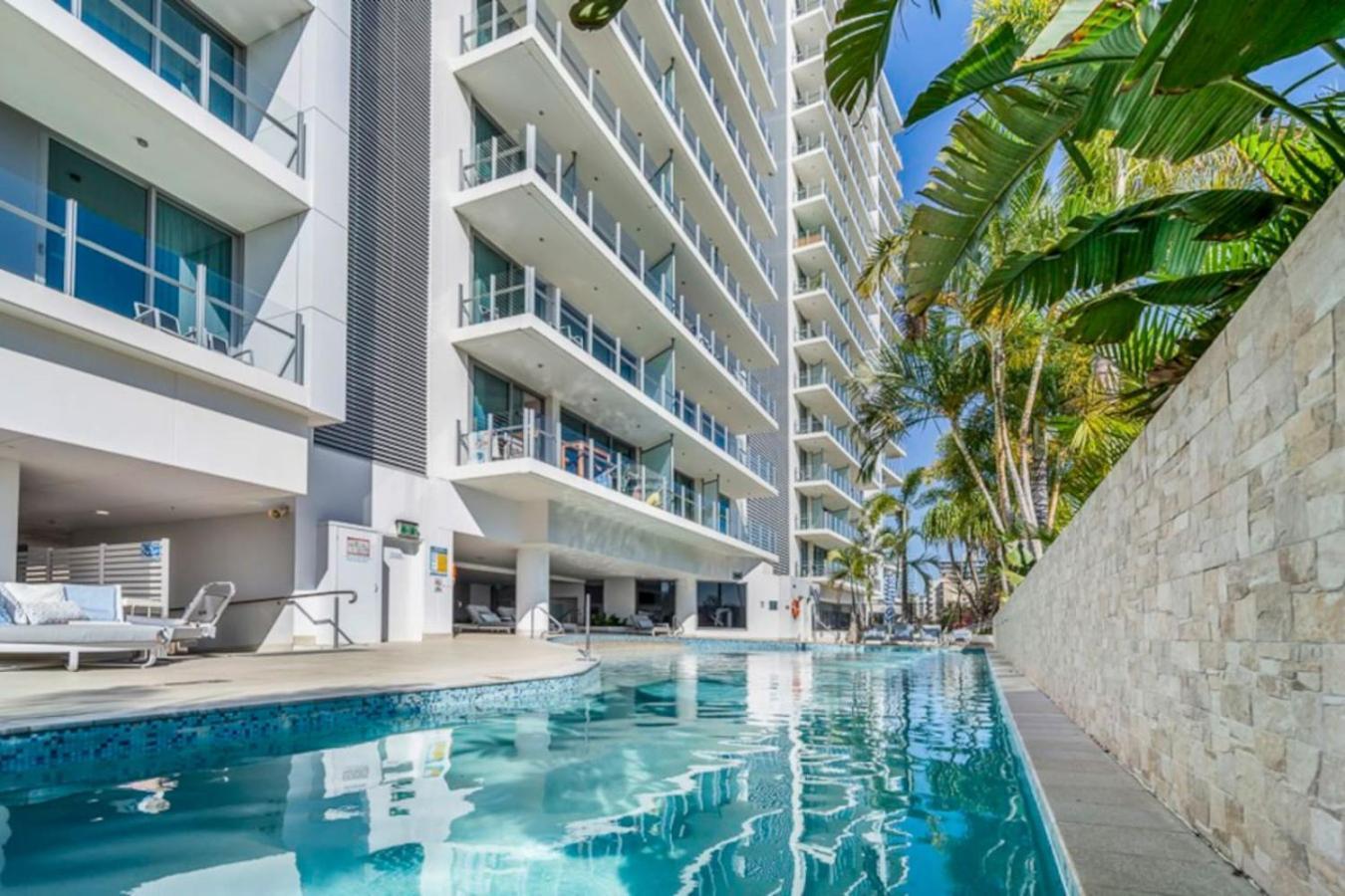 Surfers Paradise 2 Bed Great Views Pool Gold Coast