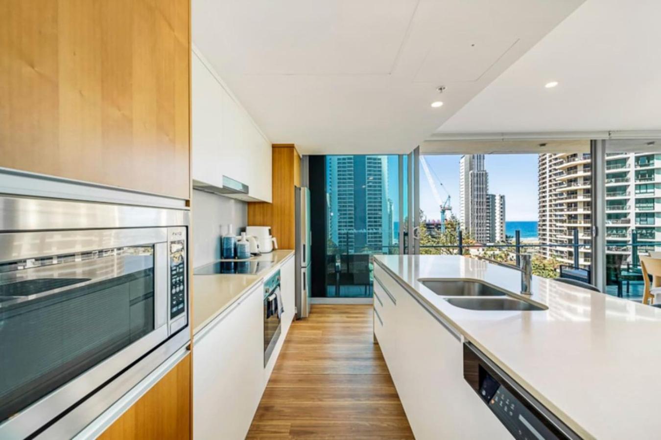 Surfers Paradise 2 Bed Great Views Pool