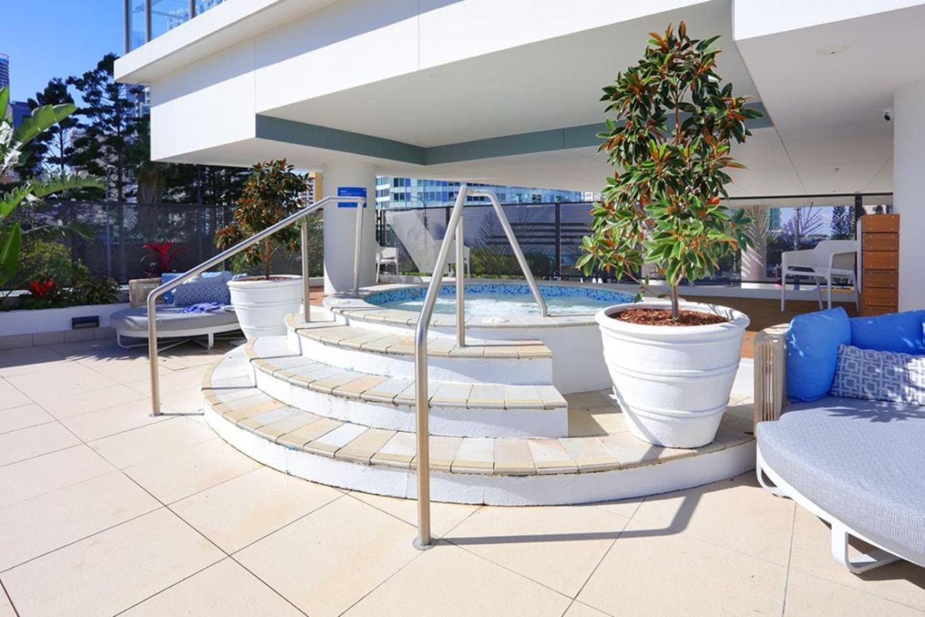 Surfers Paradise 2 Bed Great Views Pool Apartment *