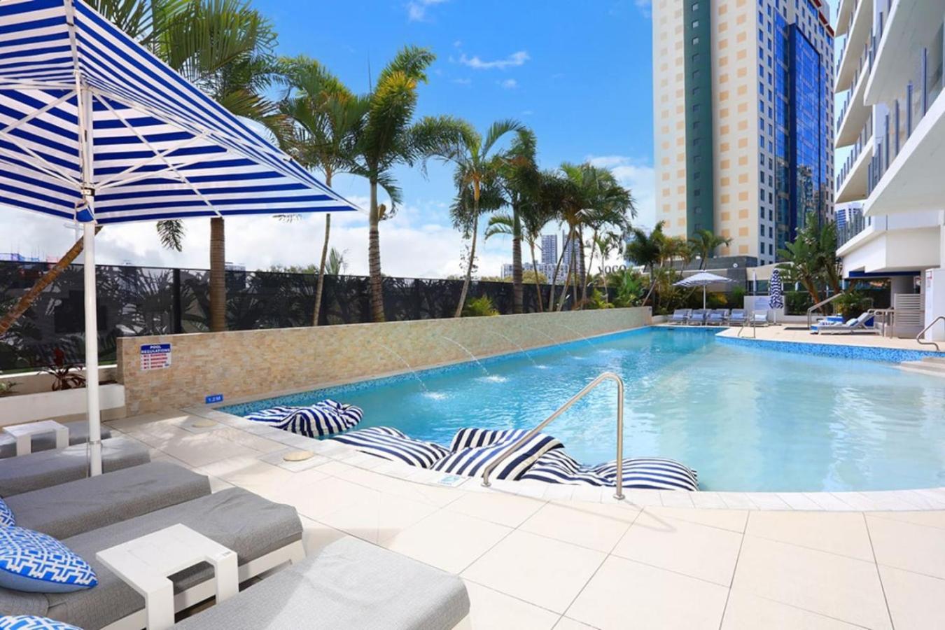 Surfers Paradise 2 Bed Great Views Pool Apartment Gold Coast