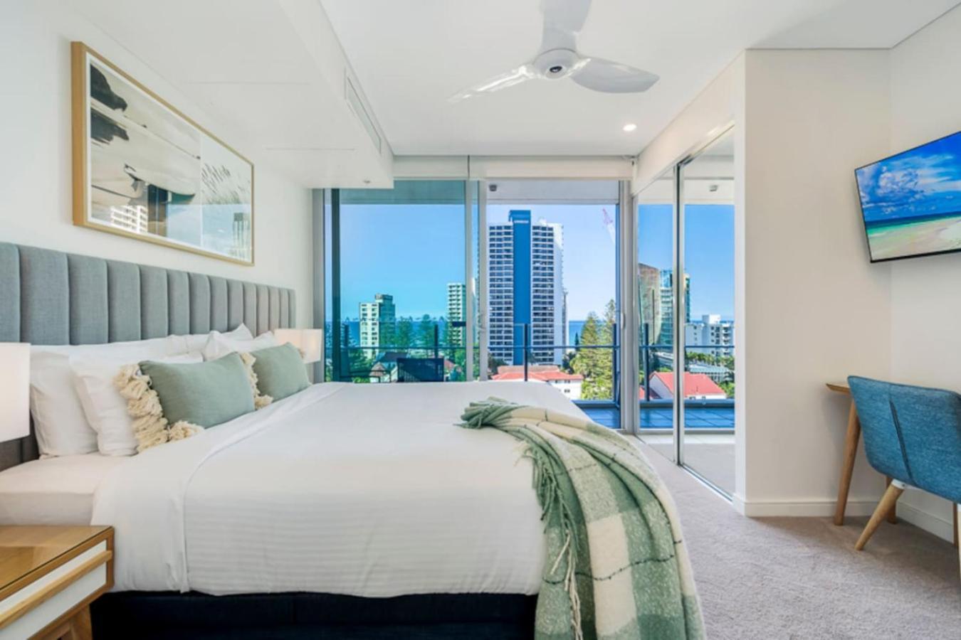Surfers Paradise 2 Bed Great Views Pool Apartment