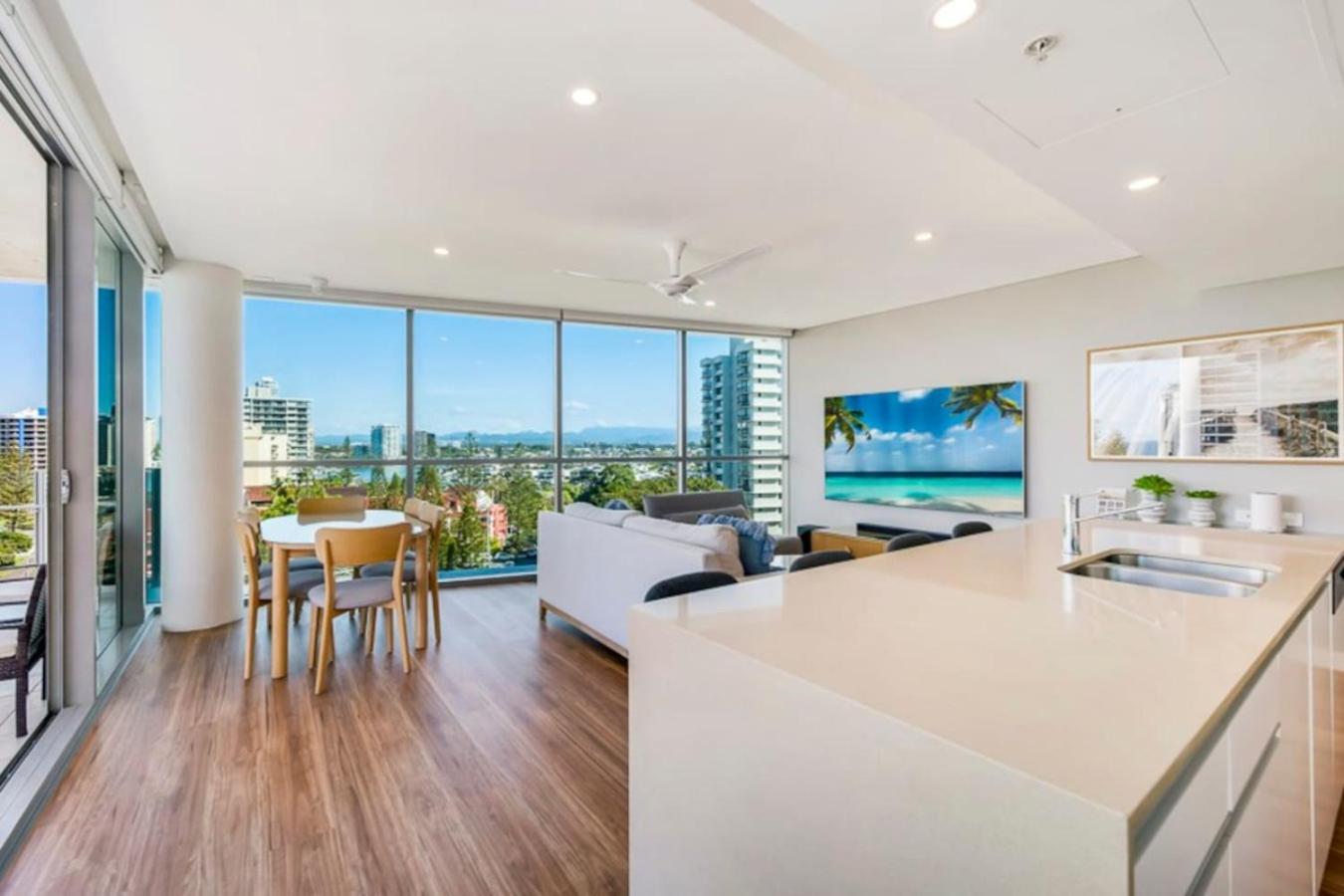 Surfers Paradise 2 Bed Great Views Pool Apartment