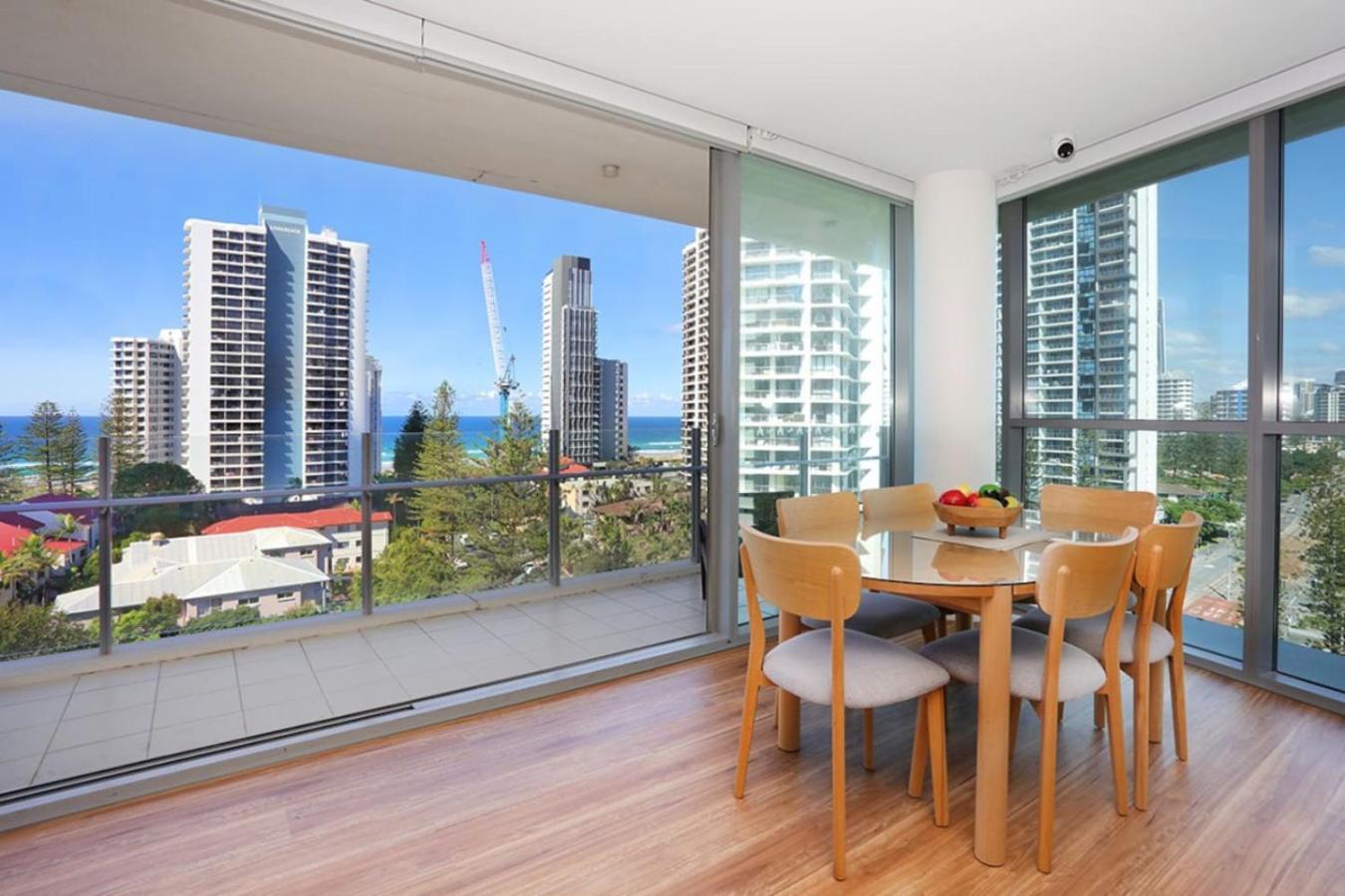 Surfers Paradise 2 Bed Great Views Pool Apartment Gold Coast