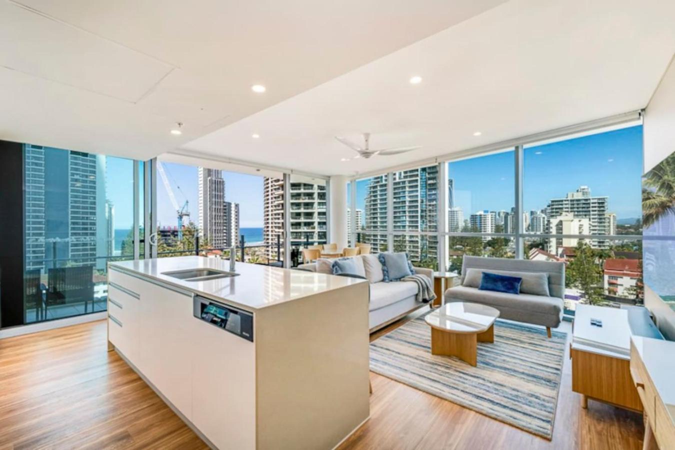 Surfers Paradise 2 Bed Great Views Pool * Gold Coast