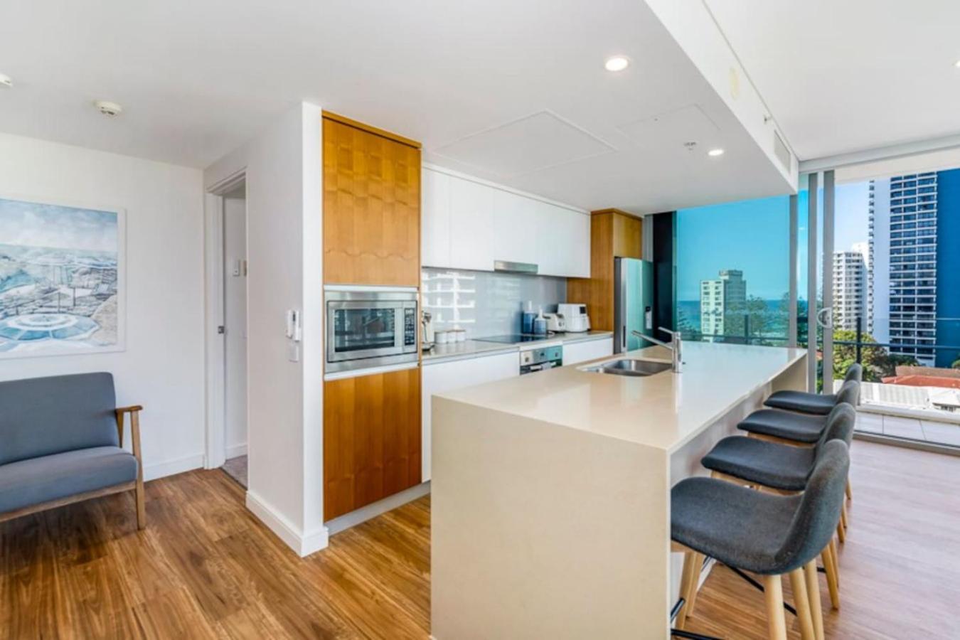 Surfers Paradise 2 Bed Great Views Pool Apartment Gold Coast