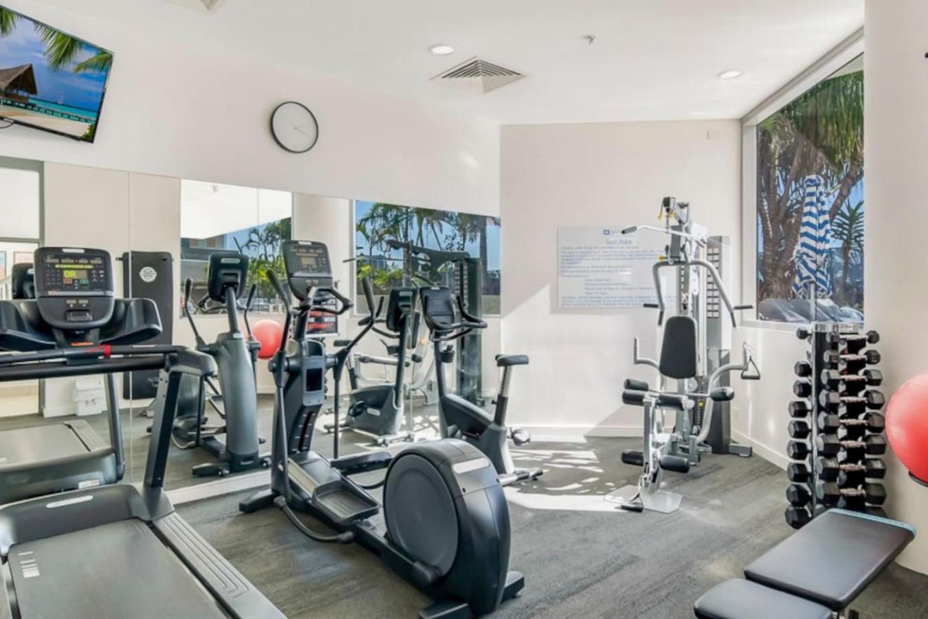 Surfers Paradise 2 Bed Great Views Pool Apartment