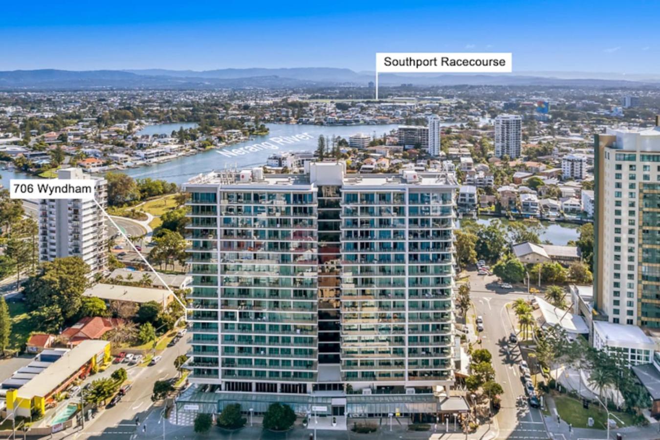 Surfers Paradise 2 Bed Great Views Pool Apartment *