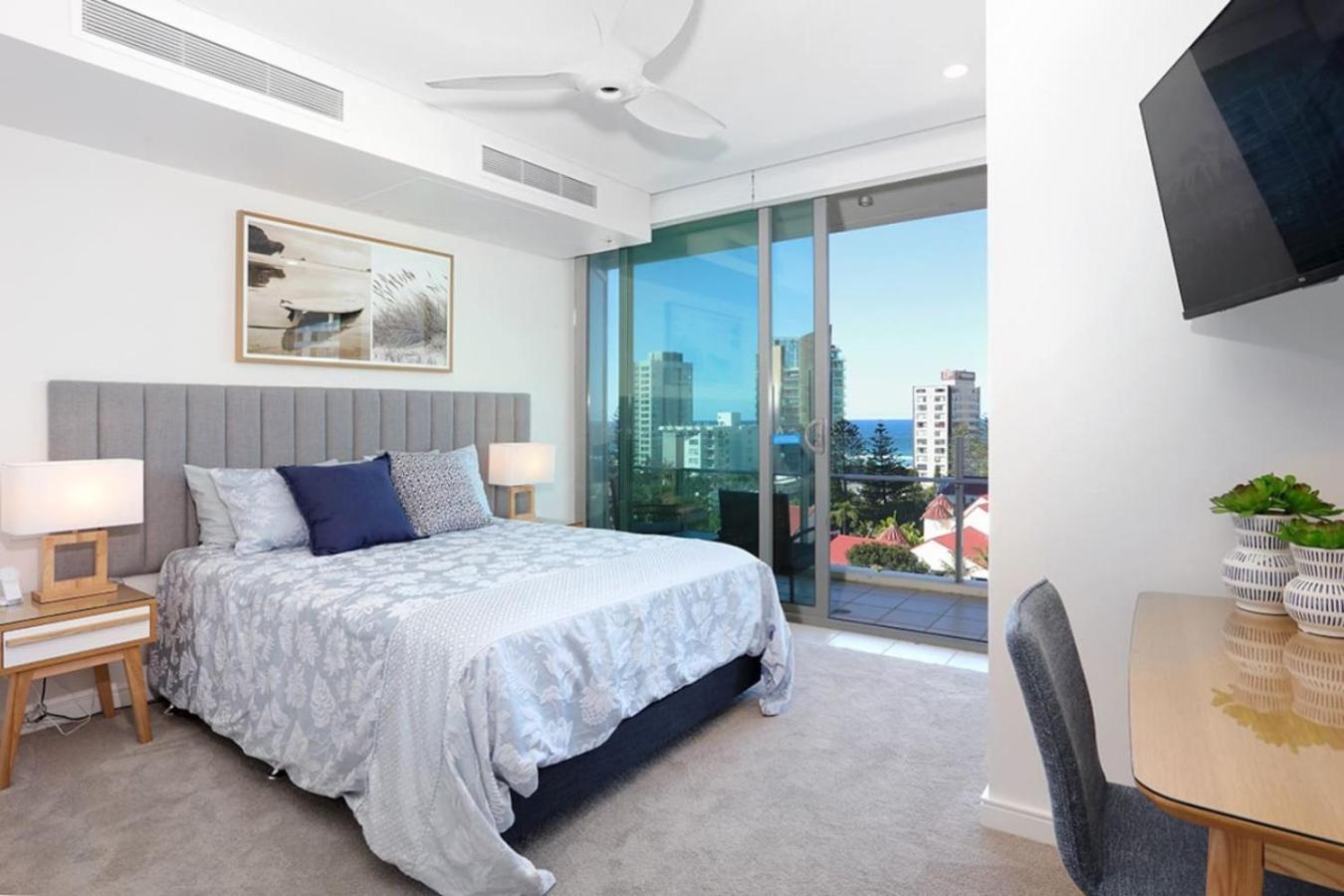Surfers Paradise 2 Bed Great Views Pool Apartment Gold Coast