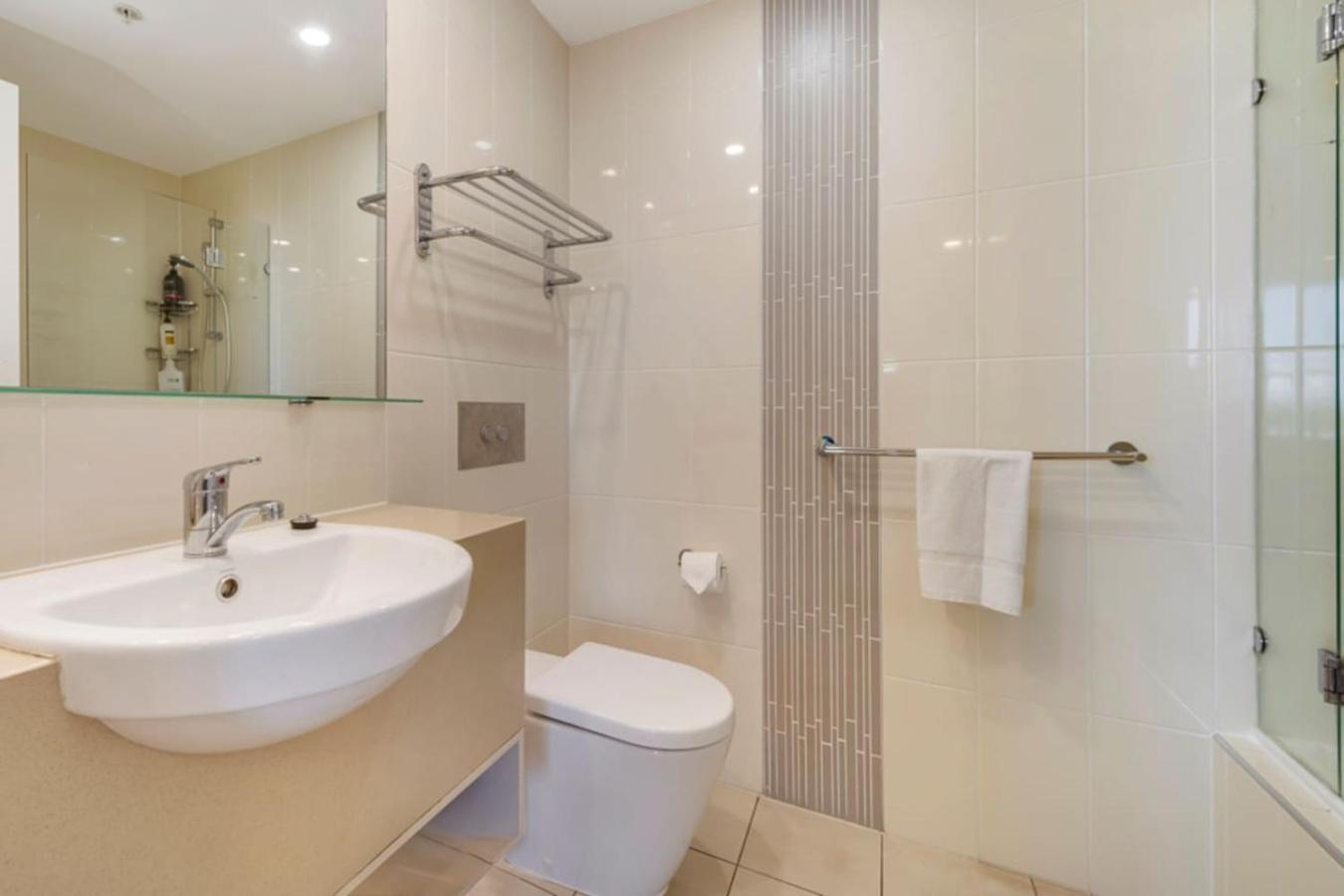 Surfers Paradise 2 Bed Great Views Pool Apartment