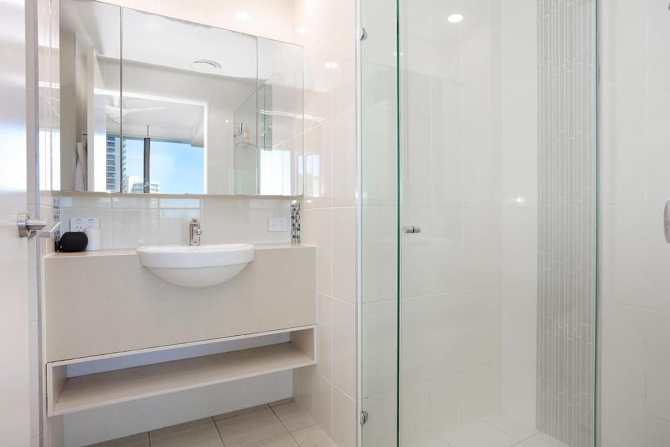 Surfers Paradise 2 Bed Great Views Pool Apartment Gold Coast