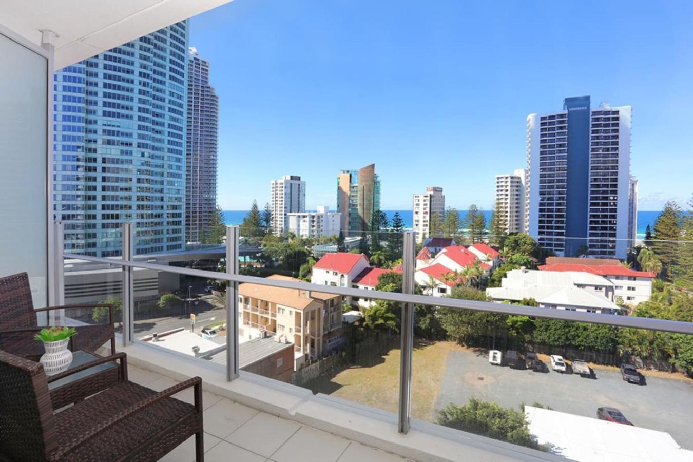 Surfers Paradise 2 Bed Great Views Pool Apartment