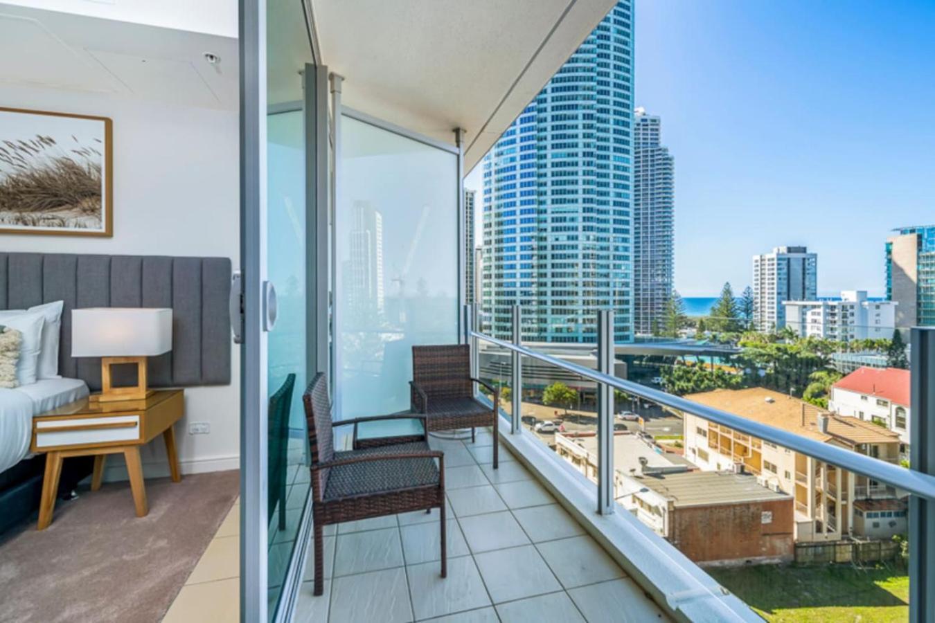 Surfers Paradise 2 Bed Great Views Pool Apartment *