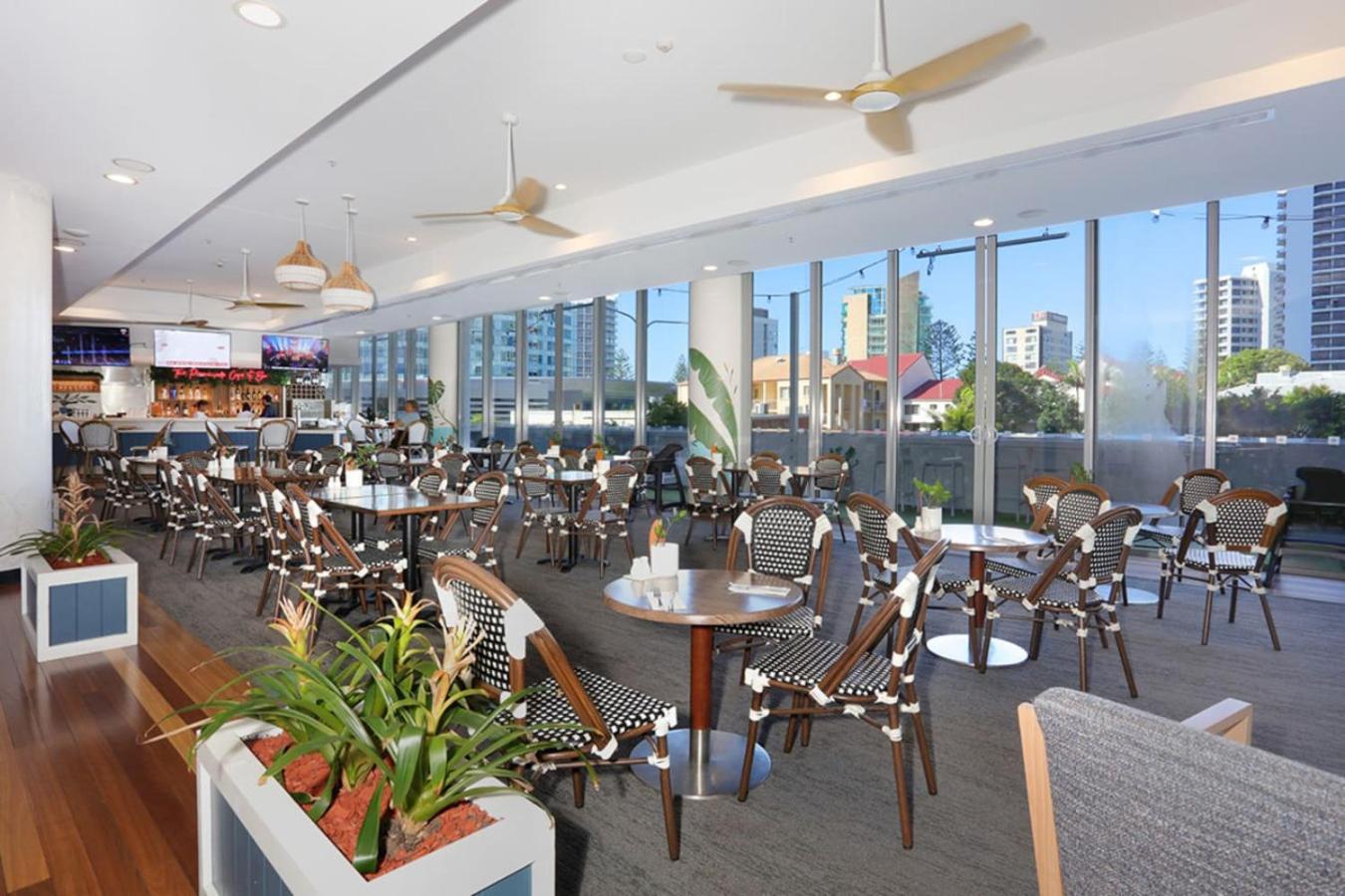Surfers Paradise 2 Bed Great Views Pool Gold Coast