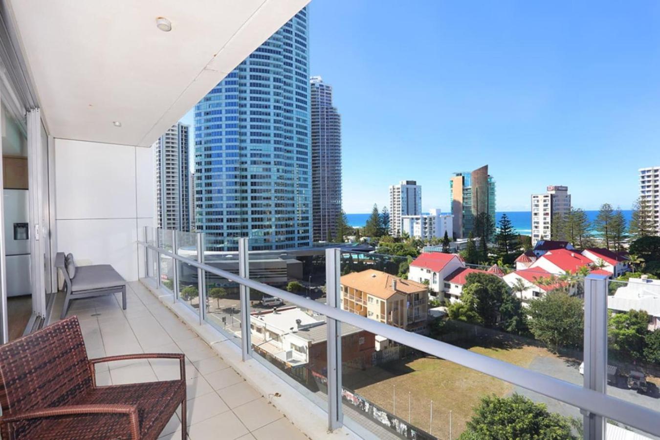 Surfers Paradise 2 Bed Great Views Pool * Gold Coast