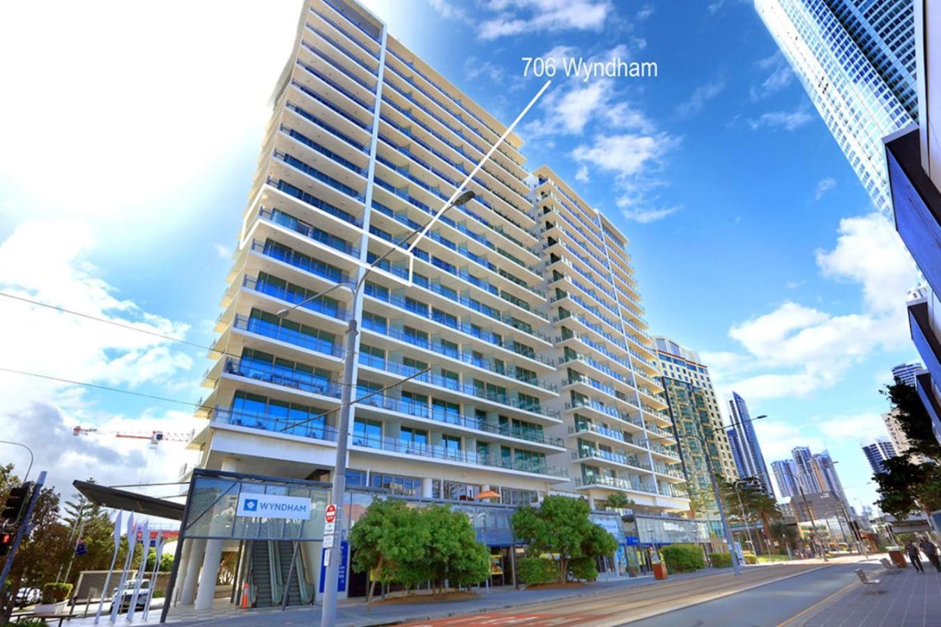 Surfers Paradise 2 Bed Great Views Pool Apartment Gold Coast